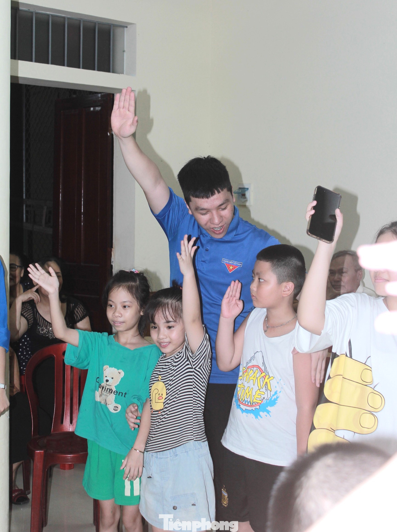 Các em nhỏ hào hứng với các hoạt động, trò chơi tại buổi tuyên truyền.