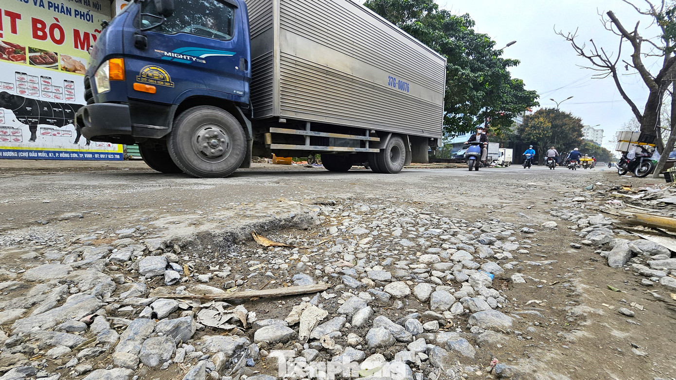 Xung quanh khu vực chợ Vinh, nhiều ổ gà trên các tuyến đường Phạm Nguyễn Du, Hồ Xuân Hương kéo dài vẫn chưa được khắc phục dù đây là tuyến đường kinh doanh đông đúc trên địa bàn, có lưu lượng xe cộ lớn.