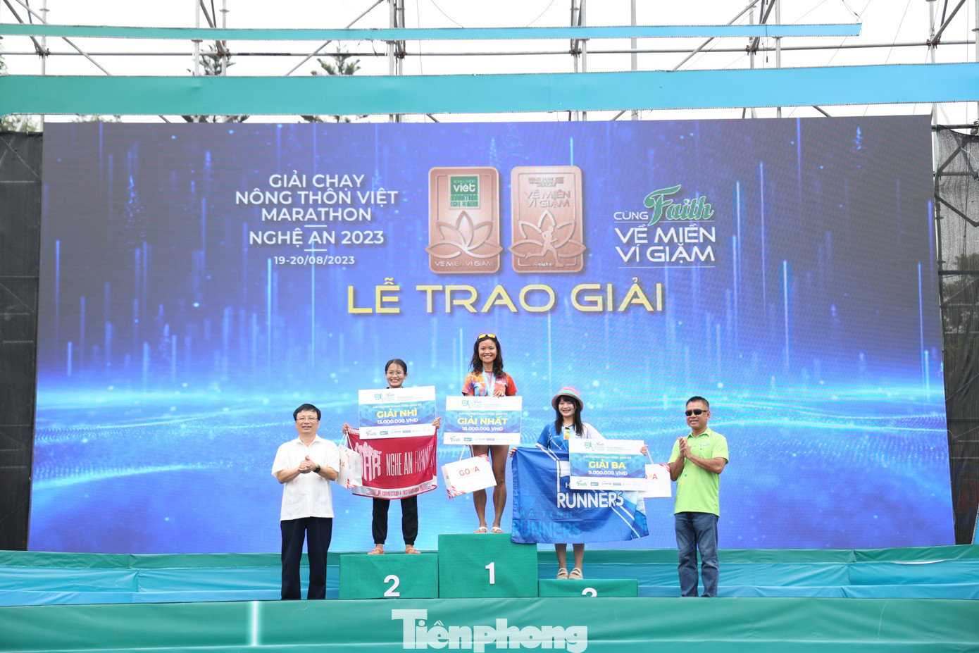 Riêng với cự ly 42km, Ban tổ chức còn trao 9 giải cho vận động viên về Nhất phân theo nhóm tuổi. Ngoài ra, 2 vận động viên có phần hóa trang ấn tượng cũng được nhận thưởng.