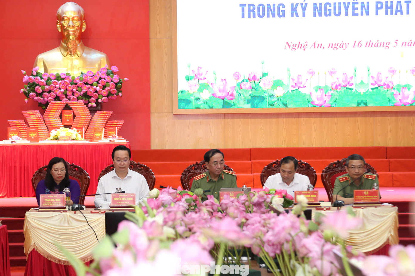 Các đại biểu chủ trì hội thảo