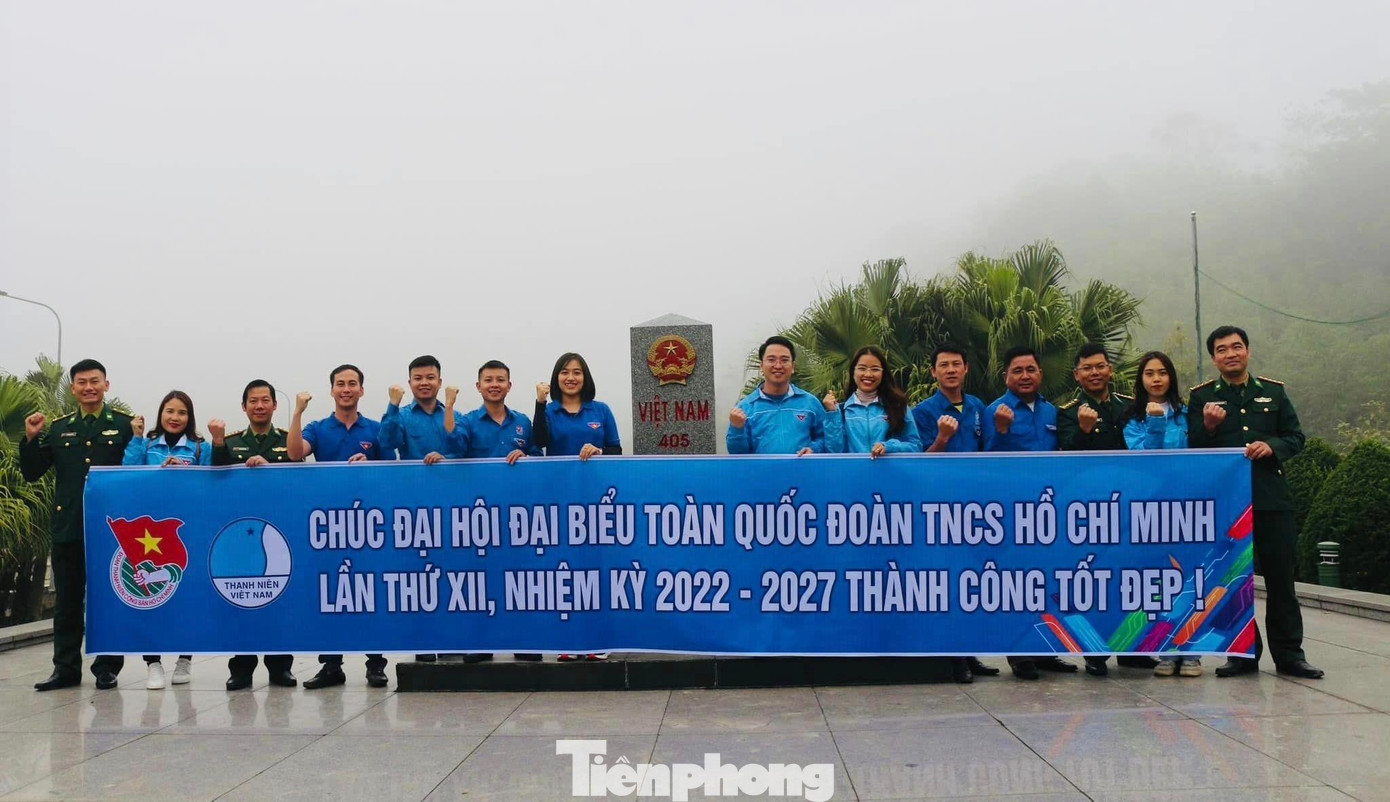 Chào mừng Đại hội đại biểu toàn quốc Đoàn TNCS Hồ Chí Minh lần thứ XII, nhiệm kỳ 2022 – 2027, tuổi trẻ Nghệ An trang hoàng pano, áp-phích rực rỡ, góp phần tạo bầu không khí phấn khởi, vui tươi mừng ngày hội lớn.