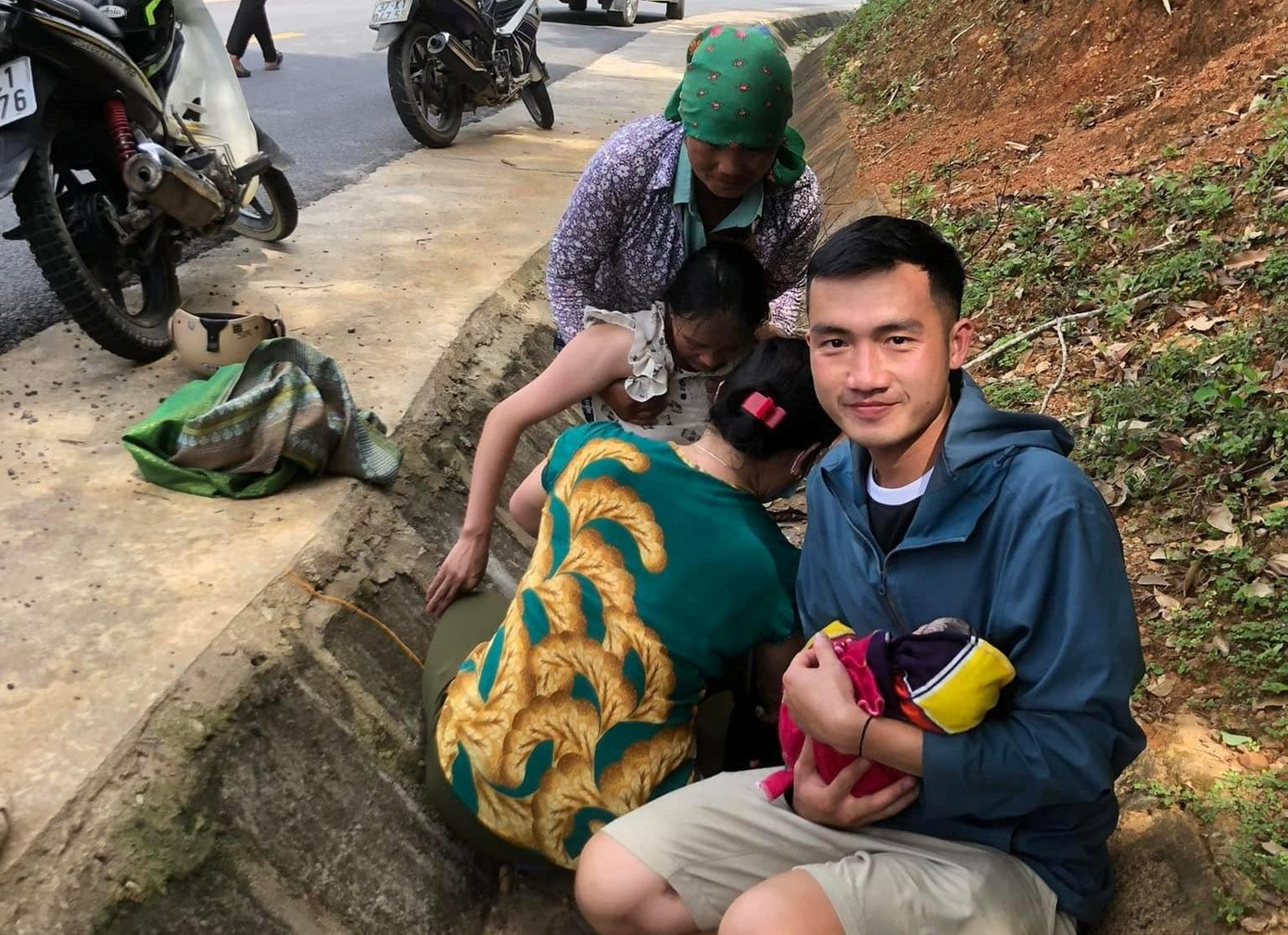 Trung úy Thạch kịp thời hỗ trợ sản phụ 'vượt cạn' bên vệ đường