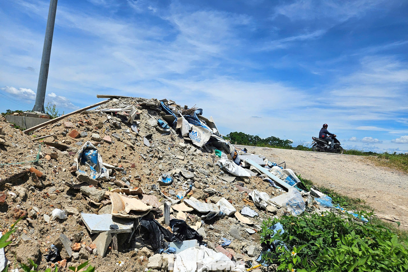 Bên cạnh rác thải sinh hoạt, rác thải xây dựng cũng được người dân đổ tràn lan trên các tuyến đường.