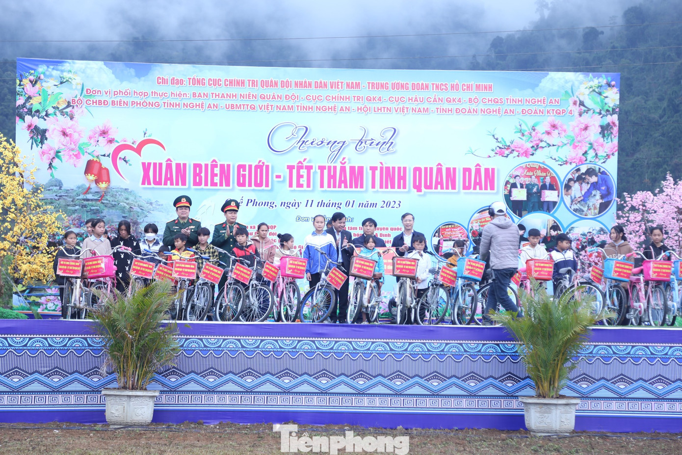 Lãnh đạo tỉnh Nghệ An; Trưởng Ban Thanh niên Quân Đội; Quân khu 4 tặng quà cho các cháu học sinh có hoàn cảnh khó khăn vượt khó học giỏi. Lãnh đạo tỉnh Nghệ An; Trưởng Ban Thanh niên Quân Đội; Quân khu 4 tặng quà cho các cháu học sinh có hoàn cảnh khó khăn vượt khó học giỏi.