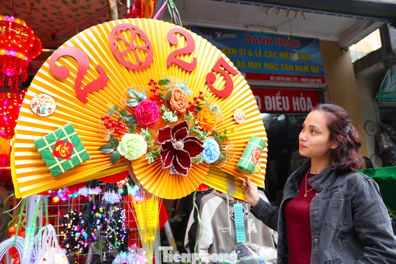Mặt hàng phong phú, đa dạng, trong đó các set đồ trang trí Tết đắt khách.