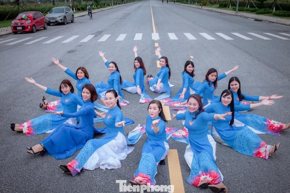 Cán bộ Huyện đoàn Hưng Nguyên duyên dáng trong tà áo dài