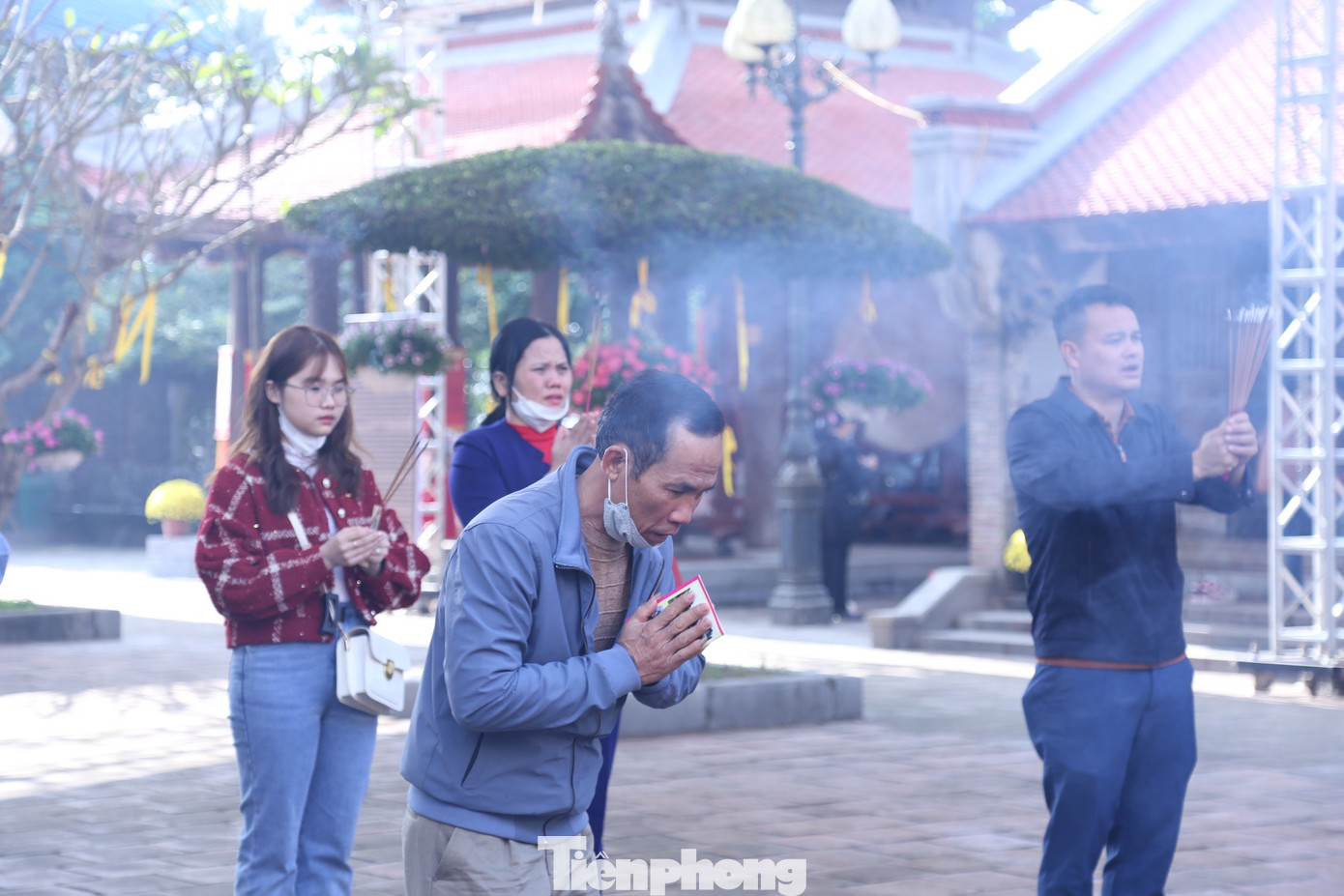 Ai nấy đều thành tâm, cầu mong cho người thân trong gia đình dồi dào sức khỏe, gặp nhiều may mắn trong năm mới.