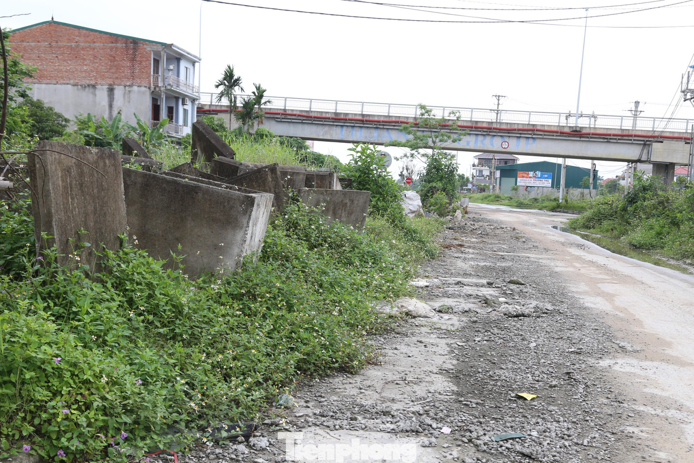 Hàng chục hộ dân phường Quán Bàu phải sống trong cảnh chật hẹp, không được cơi nới, xây dựng nhà cửa vì đất ở của các hộ này đang nằm trong dự án nói trên.