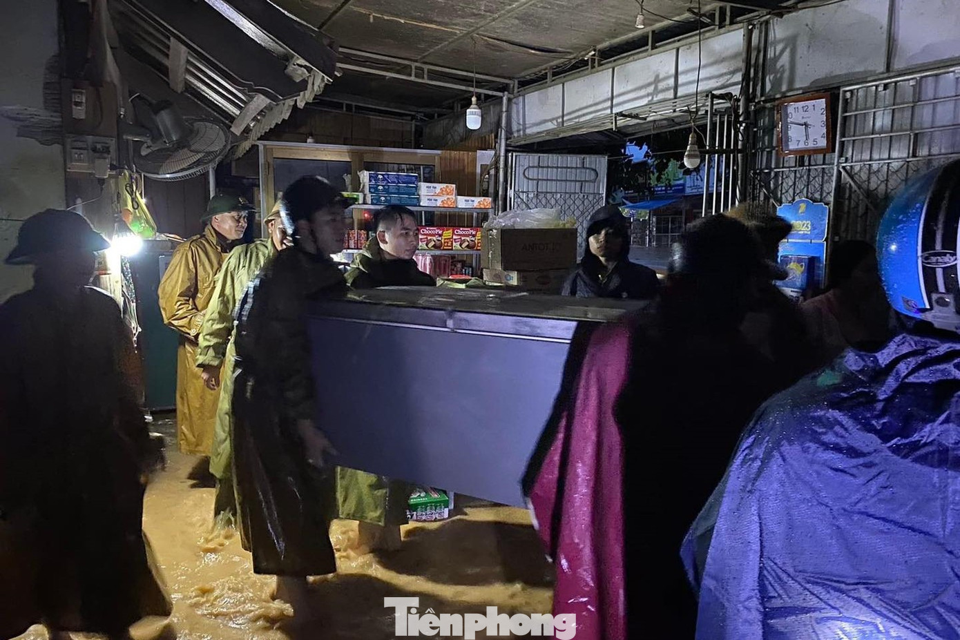 Lực lượng chức năng, người dân di dời tài sản trong đêm