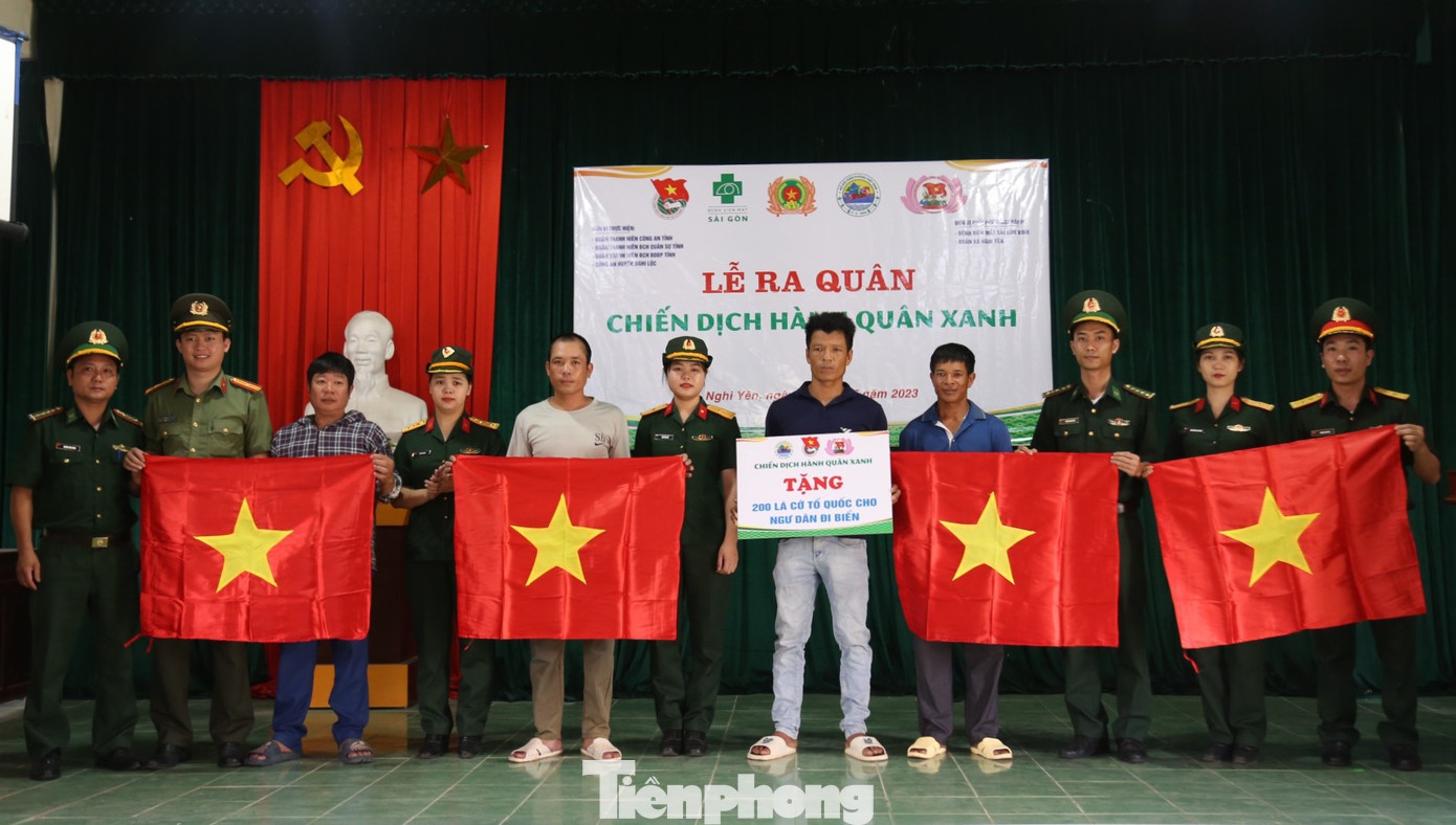 Trao tặng cờ Tổ quốc cho ngư dân vươn khơi bám biển