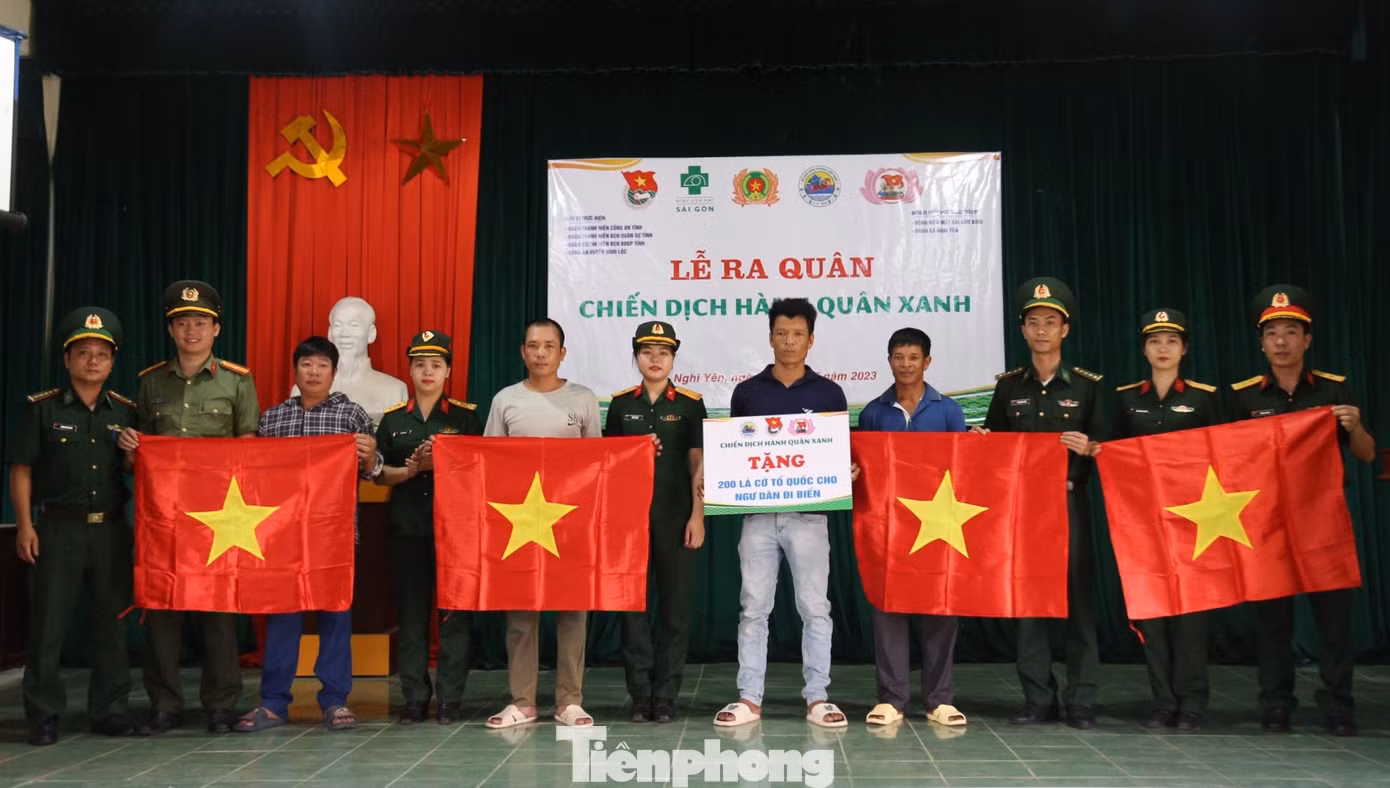 Trao tặng cờ Tổ quốc cho ngư dân vươn khơi bám biển