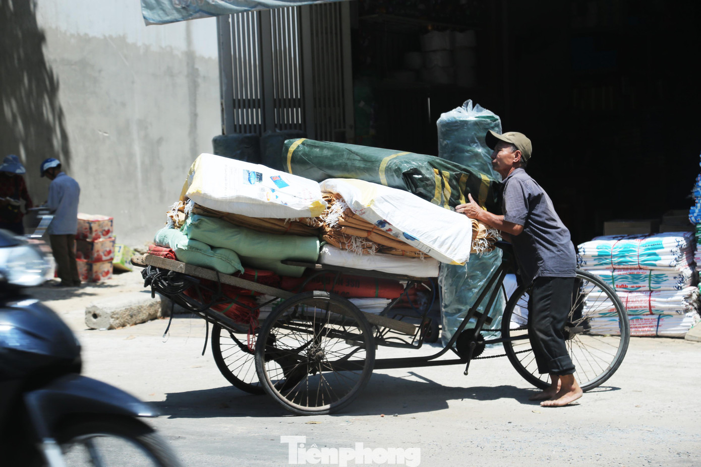 Trong cái nắng gay gắt, nhiều lao động vẫn phải gồng mình làm việc mưu sinh.