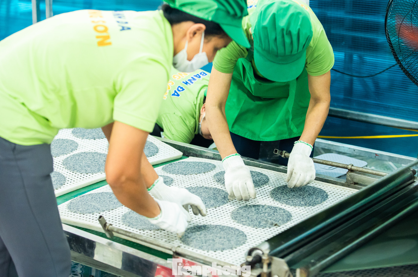 Năm 2018, cả hai quyết định trở về khởi nghiệp từ chính bánh đa vừng. Thay vì đắp lò đất, mua củi đốt lò tráng bánh, Thắng và Phương đã mượn đất, mở nhà xưởng khép kín, thuê thợ cơ khí thiết kế dây chuyền máy móc sản xuất bánh đa. Các công đoạn xay bột, đảo bột, tráng bánh đều được tự động hóa.