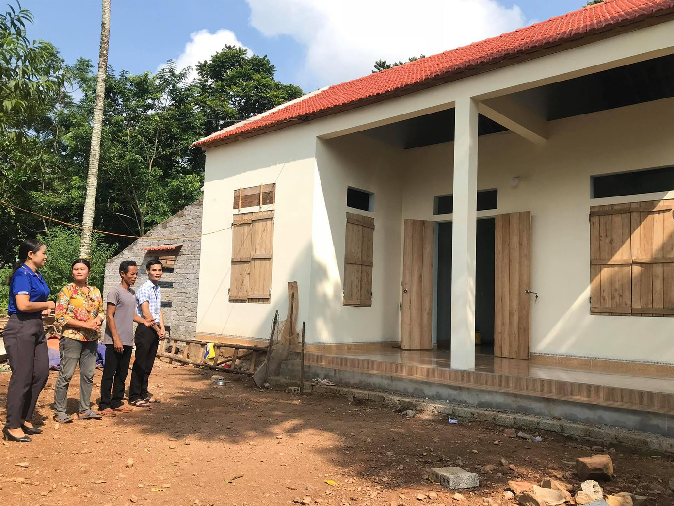 Hỗ trợ các gia đình hộ nghèo xây dựng nhà ở Hỗ trợ các gia đình hộ nghèo xây dựng nhà ở