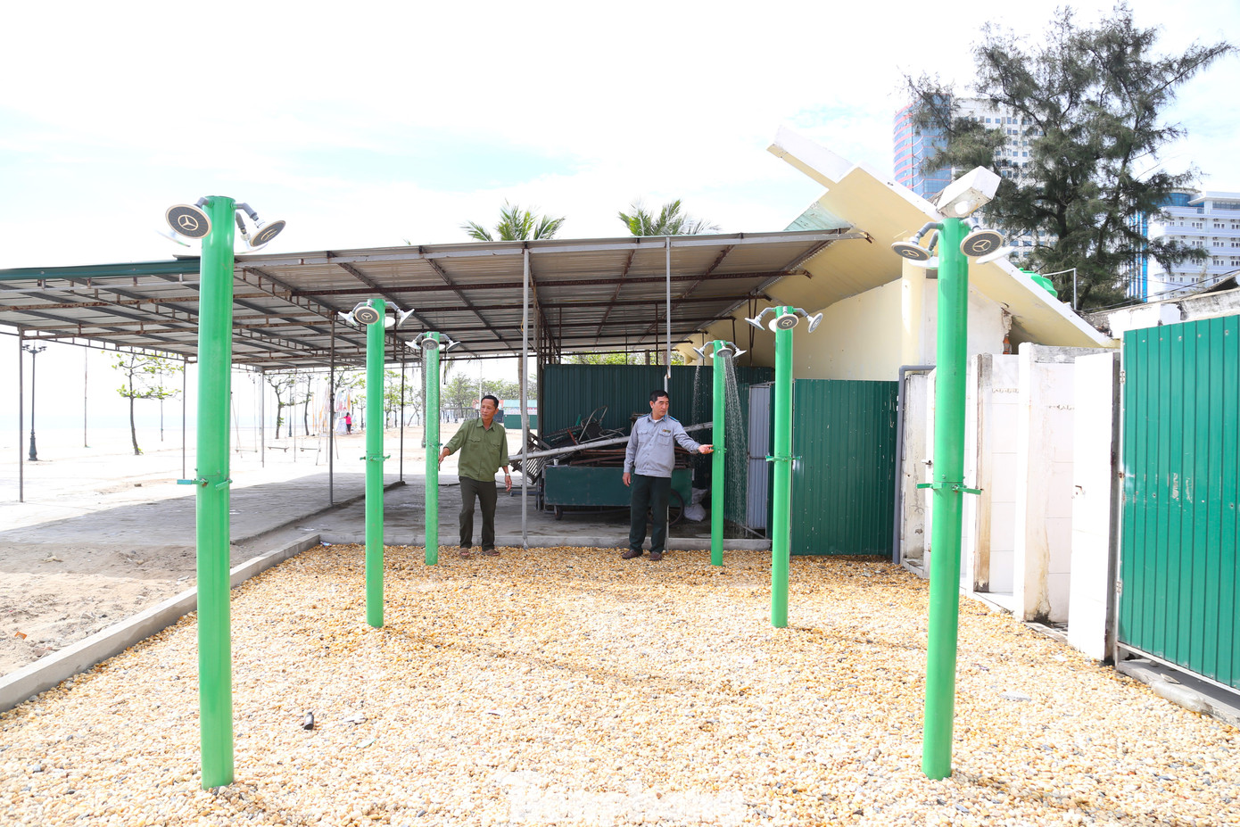 Điểm nhấn của du lịch Cửa Lò năm nay đó là chính sách miễn phí hàng loạt dịch vụ thiết yếu như dịch vụ tắm tráng, gửi xe, vệ sinh công cộng và thậm chí cả dịch vụ check-in tại một số điểm du lịch nổi tiếng... Điểm nhấn của du lịch Cửa Lò năm nay đó là chính sách miễn phí hàng loạt dịch vụ thiết yếu như dịch vụ tắm tráng, gửi xe, vệ sinh công cộng và thậm chí cả dịch vụ check-in tại một số điểm du lịch nổi tiếng...