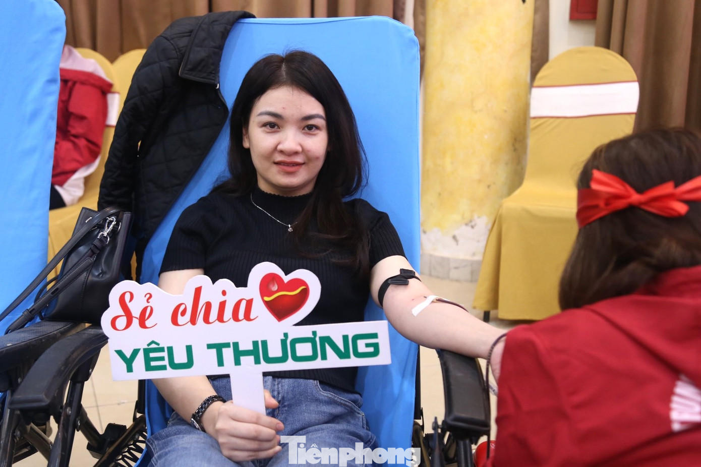 Chương trình Chủ nhật Đỏ là một trong các hoạt động cộng đồng có sức ảnh hưởng lớn tới xã hội. Chương trình được báo Tiền phong tổ chức từ năm 2009 với mục đích mang giọt máu ấm đến những bệnh nhân cần máu điều trị trong dịp Tết Nguyên đán hằng năm.