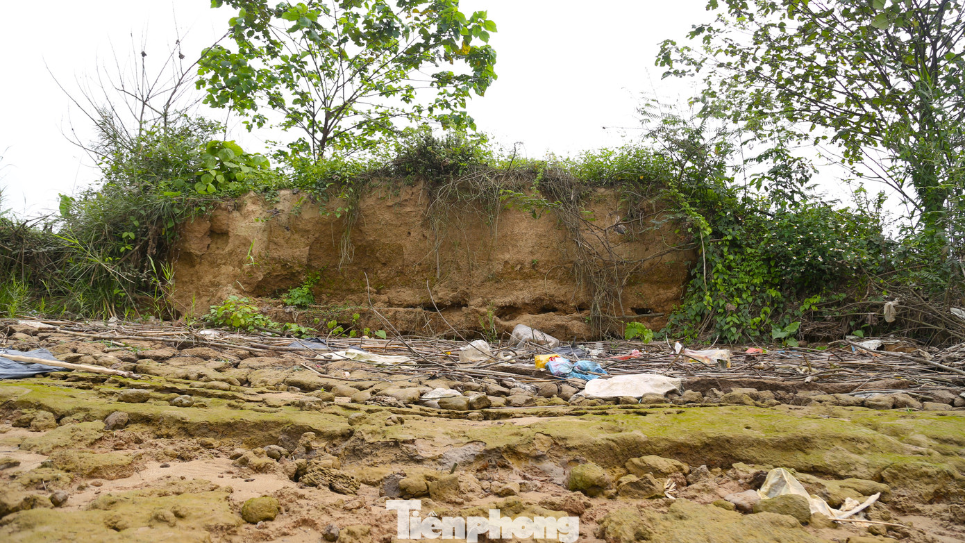 Các điểm sạt lở ngày càng lấn sâu vào đất sản xuất của người dân.