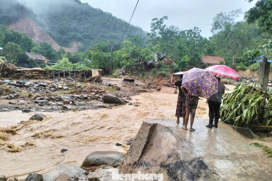 Trận lũ quét đã khiến xã Hữu Khuông chịu thiệt hại nặng nề. Mưa lũ đã cuốn trôi 14 ngôi nhà, trong đó 3 nhà bị mất hoàn toàn; phá hủy 2 cầu sắt, làm hư hỏng lan can 2 cầu cứng, gây sạt lở nghiêm trọng trên tuyến đường vào trung tâm xã. Ngoài ra, mưa lũ cũng làm 6 thuyền chìm, 10 lồng cá bị lũ cuốn, nhiều diện tích lúa và hoa màu bị vùi lấp, ảnh hưởng đến đời sống của bà con.