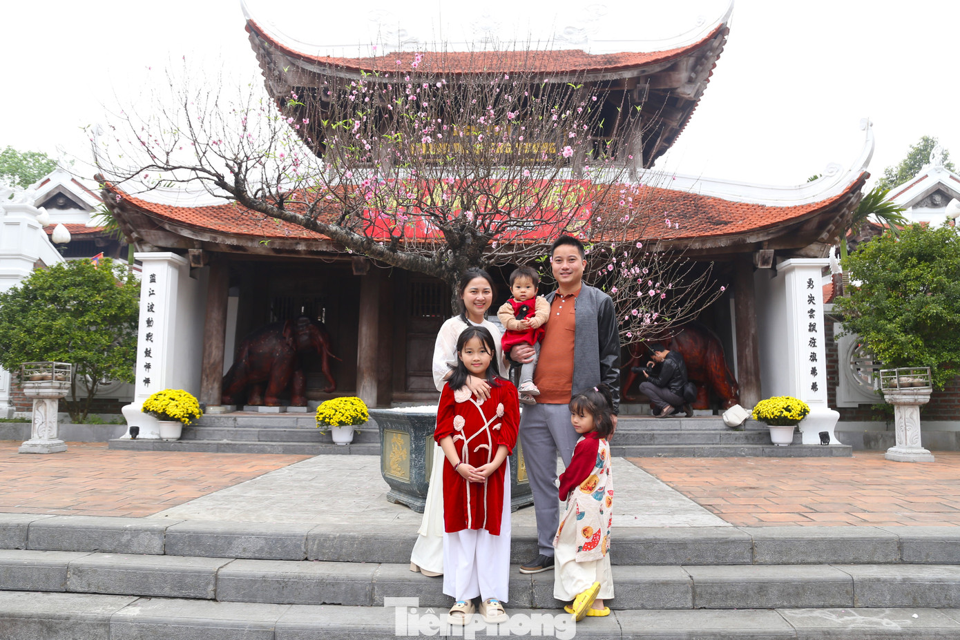 Các gia đình vãn cảnh tại đền, chụp ảnh kỷ niệm. Các gia đình vãn cảnh tại đền, chụp ảnh kỷ niệm.