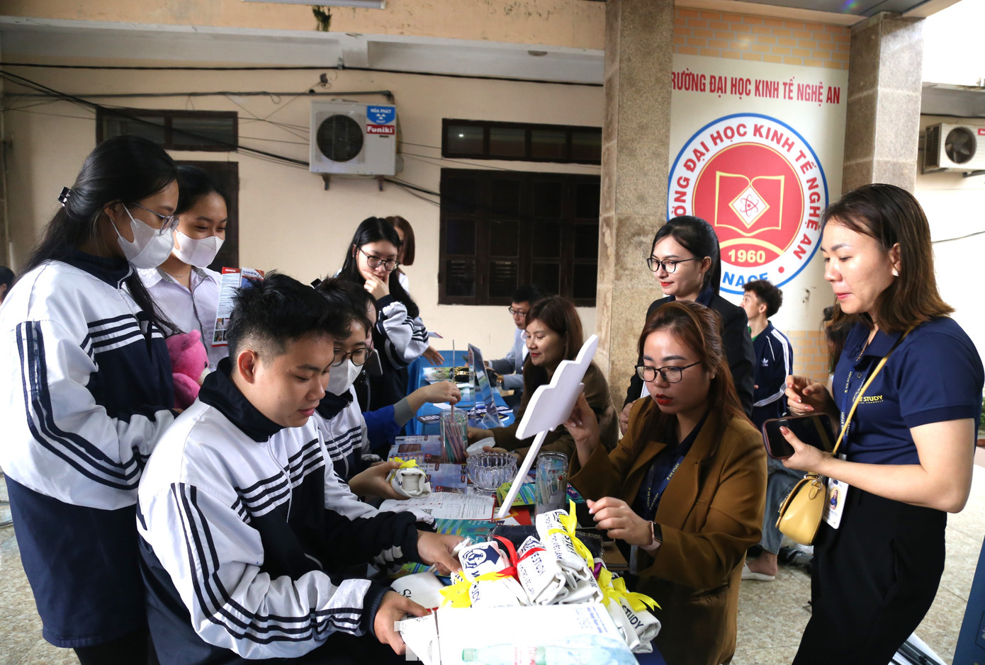 Tại các gian tư vấn, học sinh được giải đáp những thắc mắc về hướng nghiệp, tuyển sinh.