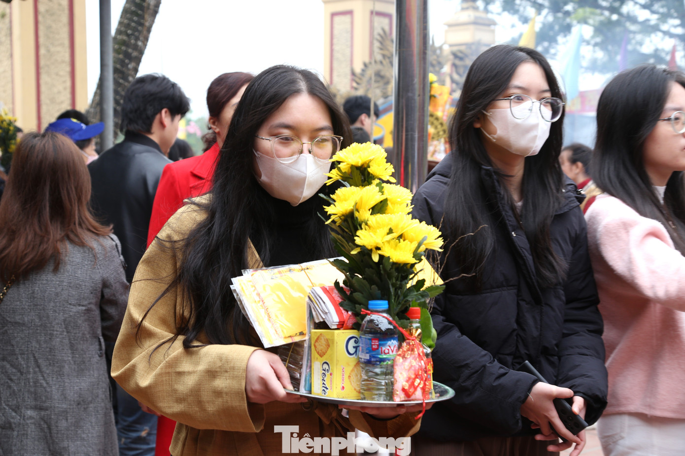 Người dân mua lễ vật, hoa quả để dâng lễ.