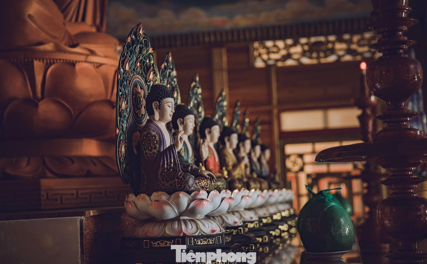 Hai gian bên cạnh thờ tổng hợp tượng Phật và tượng thánh thần.