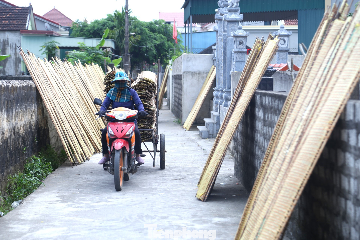 Mỗi hộ sản xuất bánh đa nem ở đây thu hút 15-20 lao động, ngày công 170.000-250.000 đồng/người. Trẻ em và người già vẫn đóng góp sức lao động cho nghề làm bánh đa.