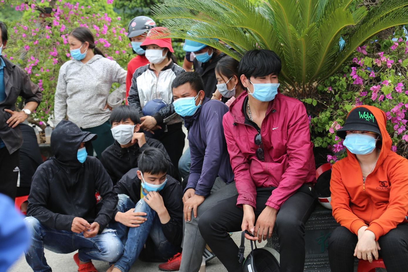 Ngày 1/8, tại chốt kiểm soát cầu Bến Thuỷ, lực lượng chức năng đã lập điểm lấy mẫu test nhanh COVID-19 cho người dân trở về từ miền Nam. Phần lớn những người này là lao động phổ thông ở các tỉnh, thành miền Nam thất nghiệp nhiều tháng qua, kéo nhau về quê tránh dịch.