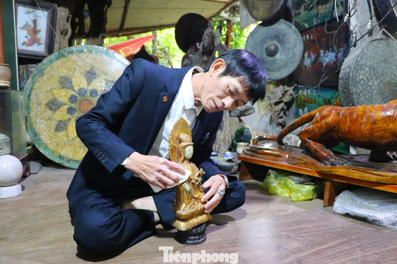 “Bức tượng Phật ngọc mạ vàng nặng 8 kg được tìm thấy trong hang đá vào giữa năm 2023. Đây thuộc loại cổ vật cất giấu, tức là chủ nhân của nó đã mang vào các hang đá hẻo lánh trong rừng sâu để cất giữ, tránh bị thất lạc”, ông Bình chia sẻ.