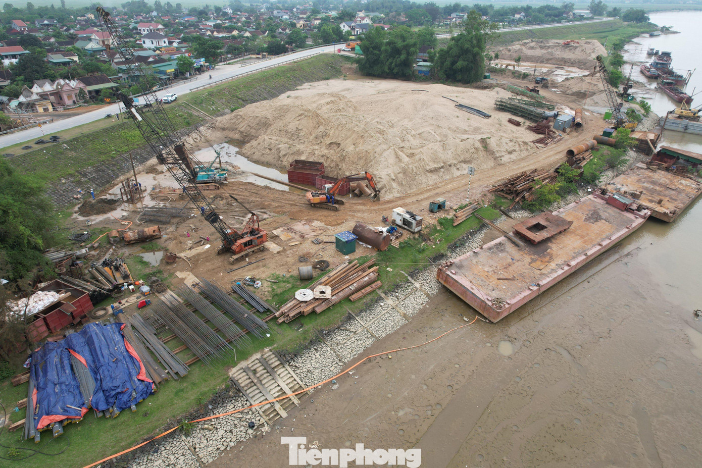 Máy móc được huy động đến ven sông Lam thi công cầu Hưng Đức dài 4 km bắc qua sông Lam nối Hà Tĩnh.