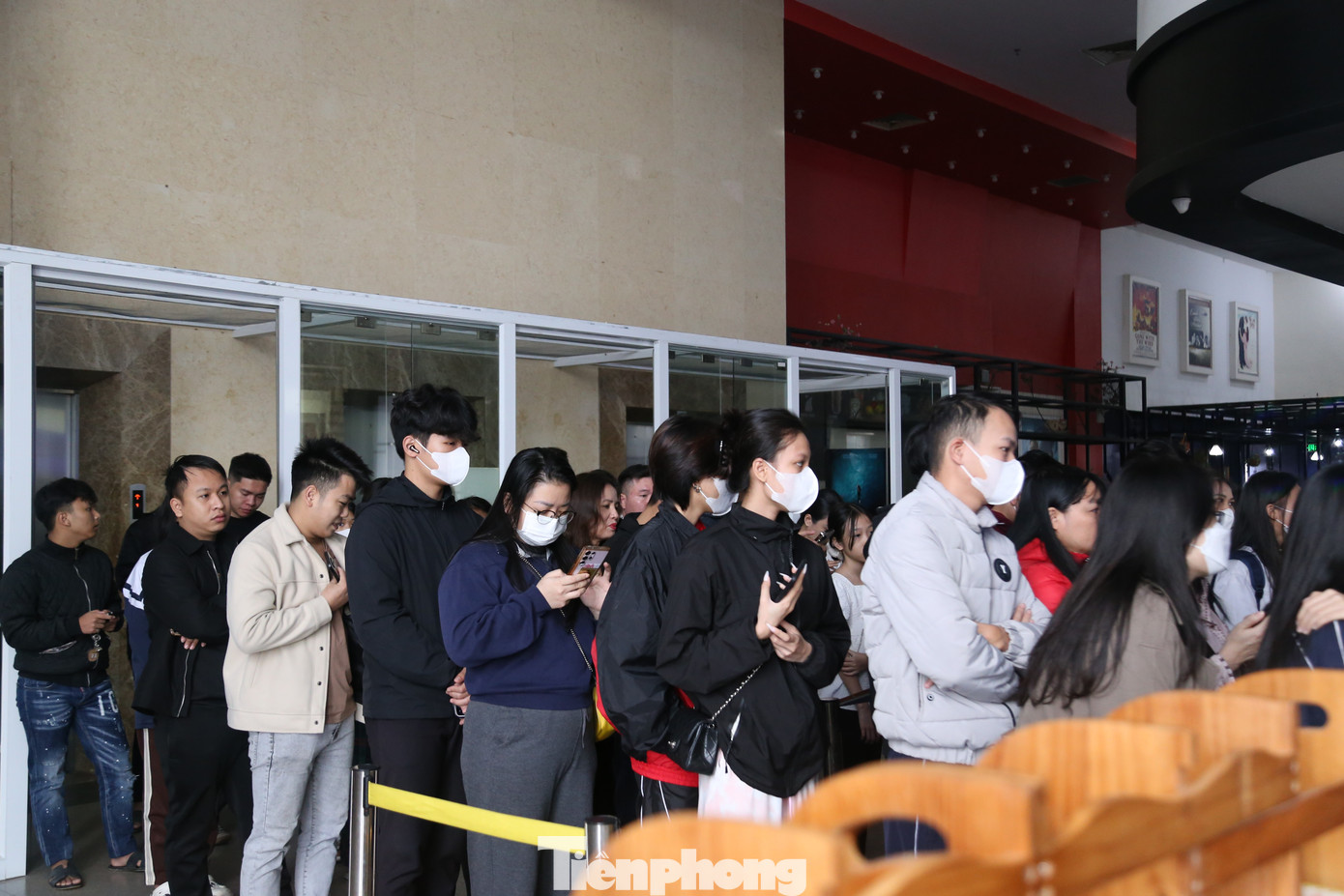 Rất đông khán giả xếp hàng tại quầy để sở hữu những tấm vé thưởng thức bộ phim này.