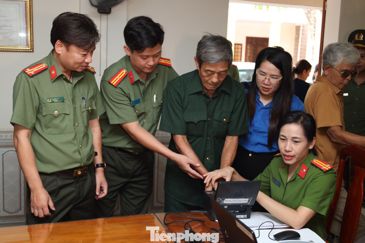 Với vai trò nòng cốt, Đoàn Thanh niên Công an tỉnh Nghệ An và các tổ chức Đoàn cơ sở đã tăng cường tuyên truyền về tính năng, tiện ích và đẩy mạnh các hoạt động hướng dẫn, hỗ trợ người dân cài đặt, kích hoạt tài khoản định danh điện tử trên ứng dụng VneID.