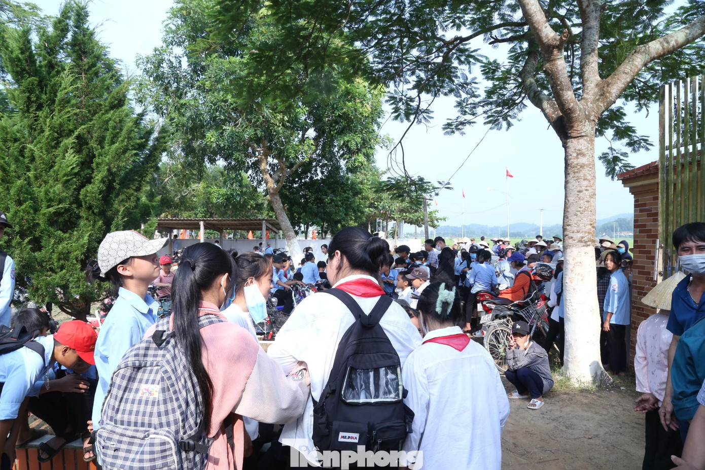 Học sinh không thể vào lớp học do phụ huynh phản đối việc sáp nhập trường Học sinh không thể vào lớp học do phụ huynh phản đối việc sáp nhập trường