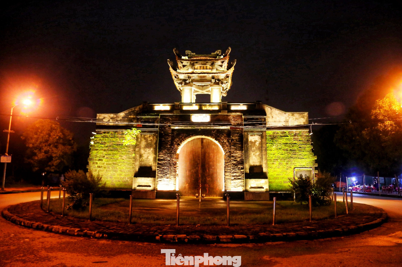 Vào khoảng 18 giờ hằng ngày, khi hệ thống đèn điện được bật sáng, thành cổ Vinh như “khoác áo mới”, lấp lánh và rực rỡ.