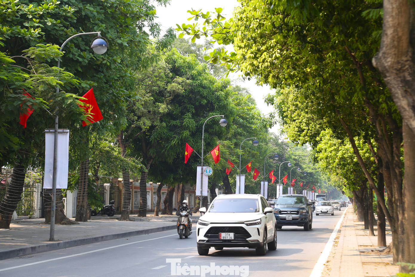 Việc trang trí cờ hoa, băng rôn khẩu hiệu chào mừng các ngày lễ lớn của dân tộc là một trong những việc làm có ý nghĩa giáo dục tinh thần yêu nước, lòng tự hào dân tộc.