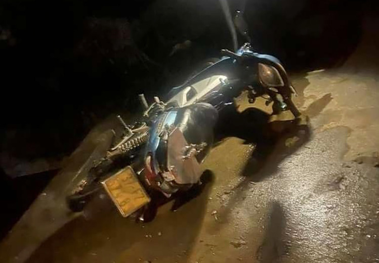 Chiếc xe máy chở 3 nạn nhân. Chiếc xe máy chở 3 nạn nhân.