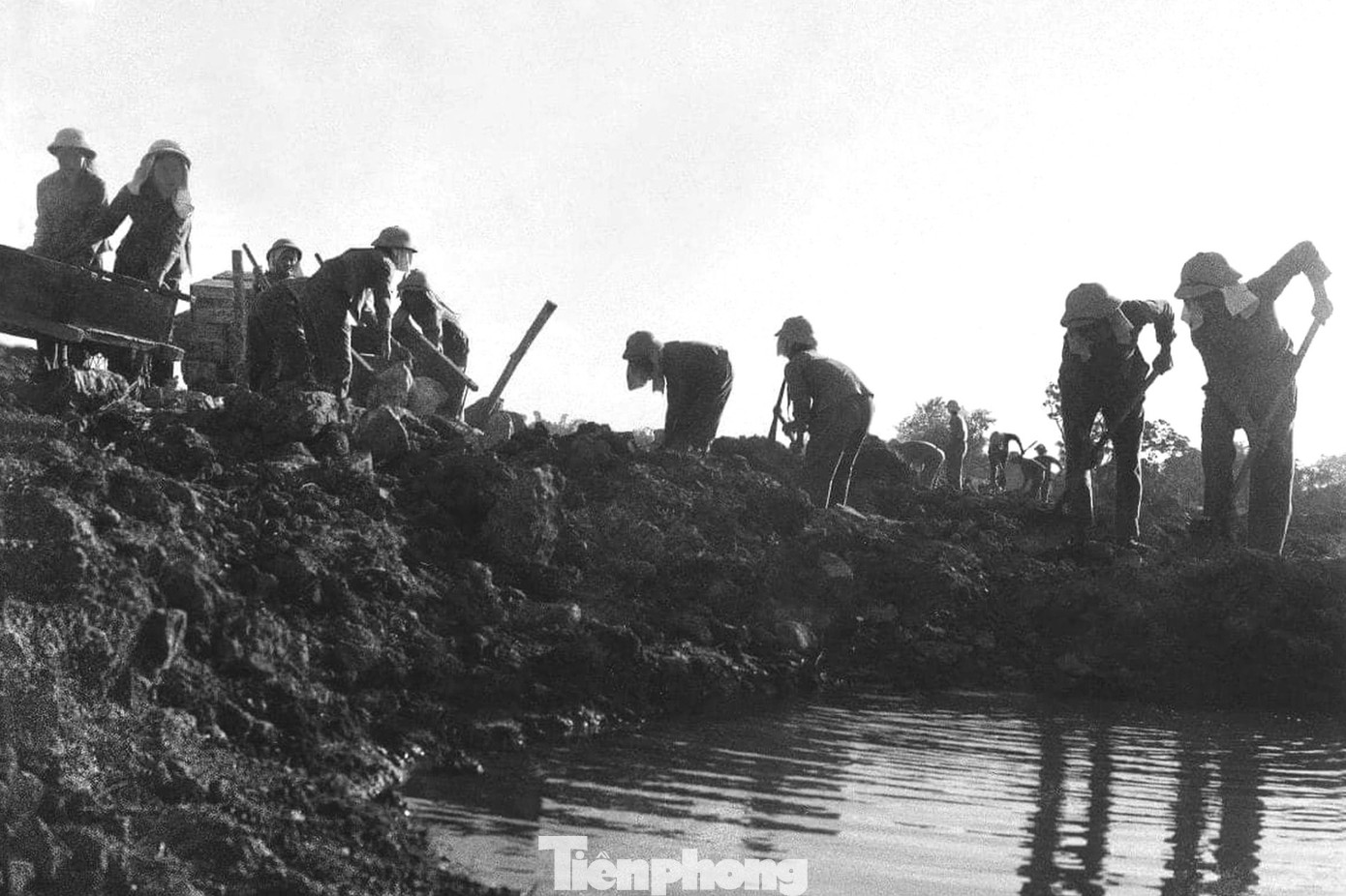 Từ 1964-1968, địch đã trút xuống mảnh đất anh hùng 18.936 quả bom các loại và hàng chục ngàn quả tên lửa. Tinh thần “Sống bám cầu, bám đường - chết kiên cường dũng cảm”, tiếng bom chưa dứt, lực lượng thanh niên xung phong (TNXP) đã có mặt, san lấp hố bom, thông đường cho xe ra tiền tuyến. Trong ảnh là Tiểu đội cảm tử (còn gọi Tiểu đội thép), Đại đội 317 làm nhiệm vụ ở Truông Bồn (Ảnh tư liệu: Phùng Triệu).