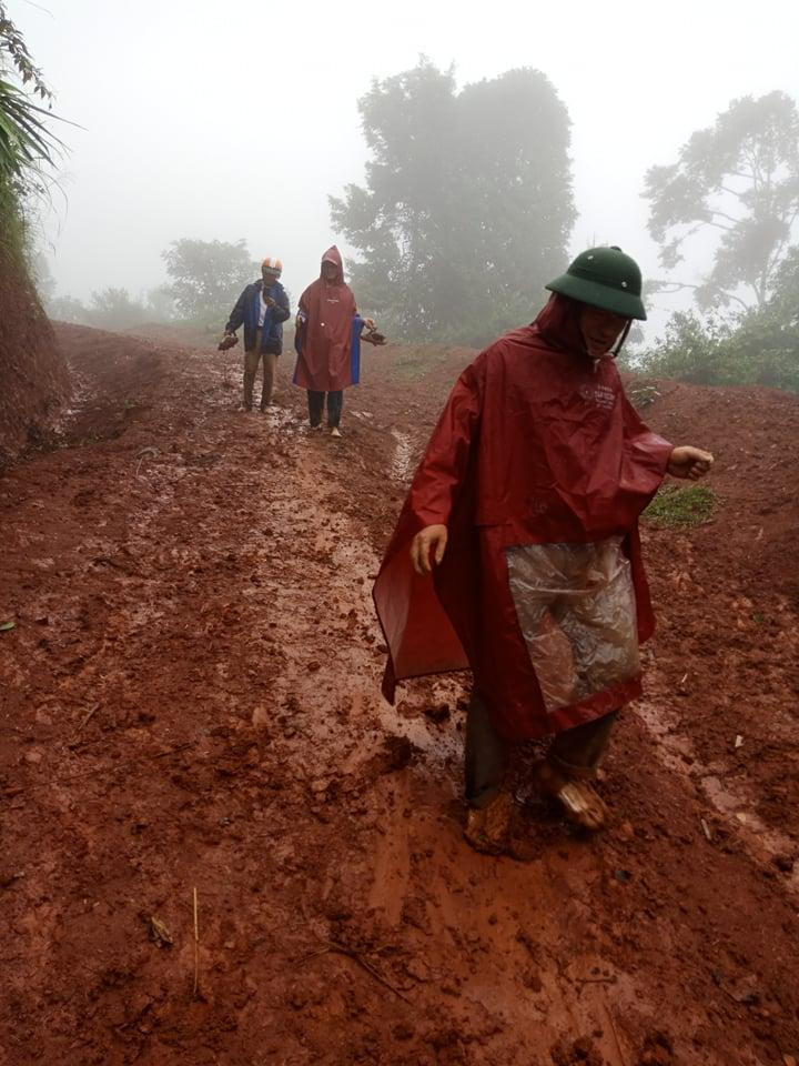 Giáo viên để lại xe máy bên vệ đường và đi bộ vào trong bản vận động học sinh đến lớp