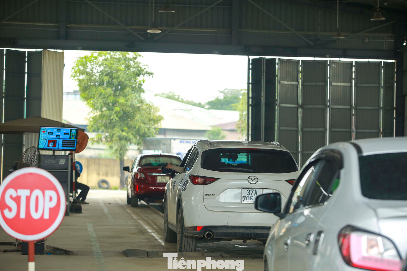 Ông Lê Trung Tuyến, Giám đốc Trung Tâm đăng kiểm xe cơ giới 3706D – Nghệ An cho biết, Trung tâm có 4 đăng kiểm viên và 1 thực tập. Theo quy định, 1 dây chuyền chỉ tối đa được khoảng 70 xe/1 ngày. Nhưng mới đây có công văn chỉ đạo tăng cường phục vụ bà con dịp Tết có những ngày lượt xe vào khám phải hơn 100 lượt. Ông Lê Trung Tuyến, Giám đốc Trung Tâm đăng kiểm xe cơ giới 3706D – Nghệ An cho biết, Trung tâm có 4 đăng kiểm viên và 1 thực tập. Theo quy định, 1 dây chuyền chỉ tối đa được khoảng 70 xe/1 ngày. Nhưng mới đây có công văn chỉ đạo tăng cường phục vụ bà con dịp Tết có những ngày lượt xe vào khám phải hơn 100 lượt.