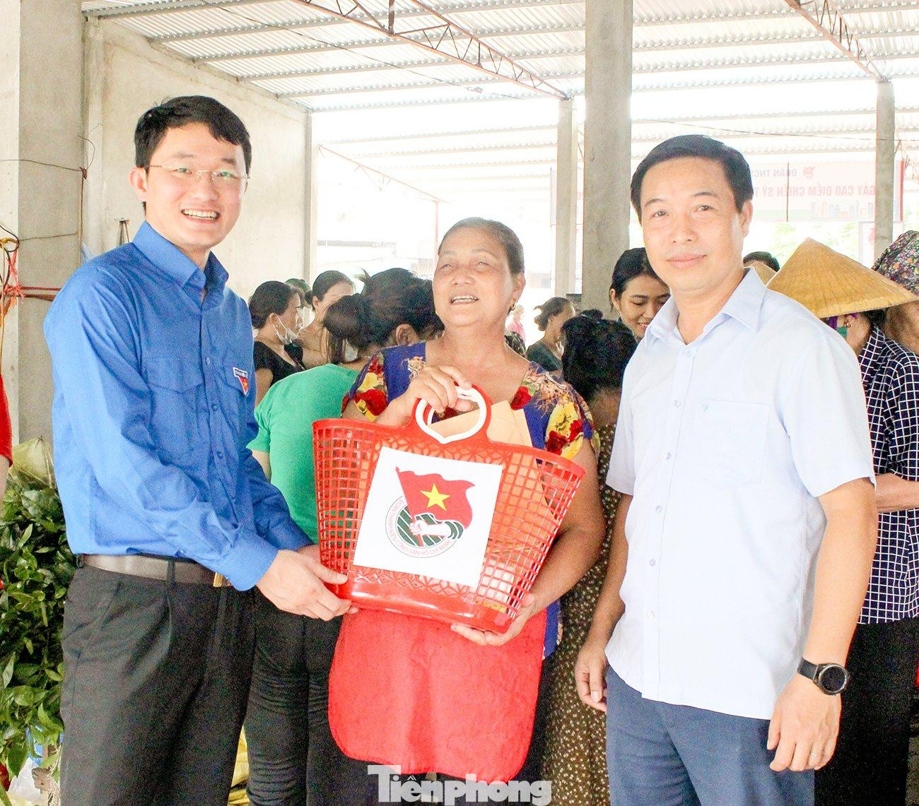 Nụ cười của nữ tiểu thương khi được tặng làn đi chợ mới