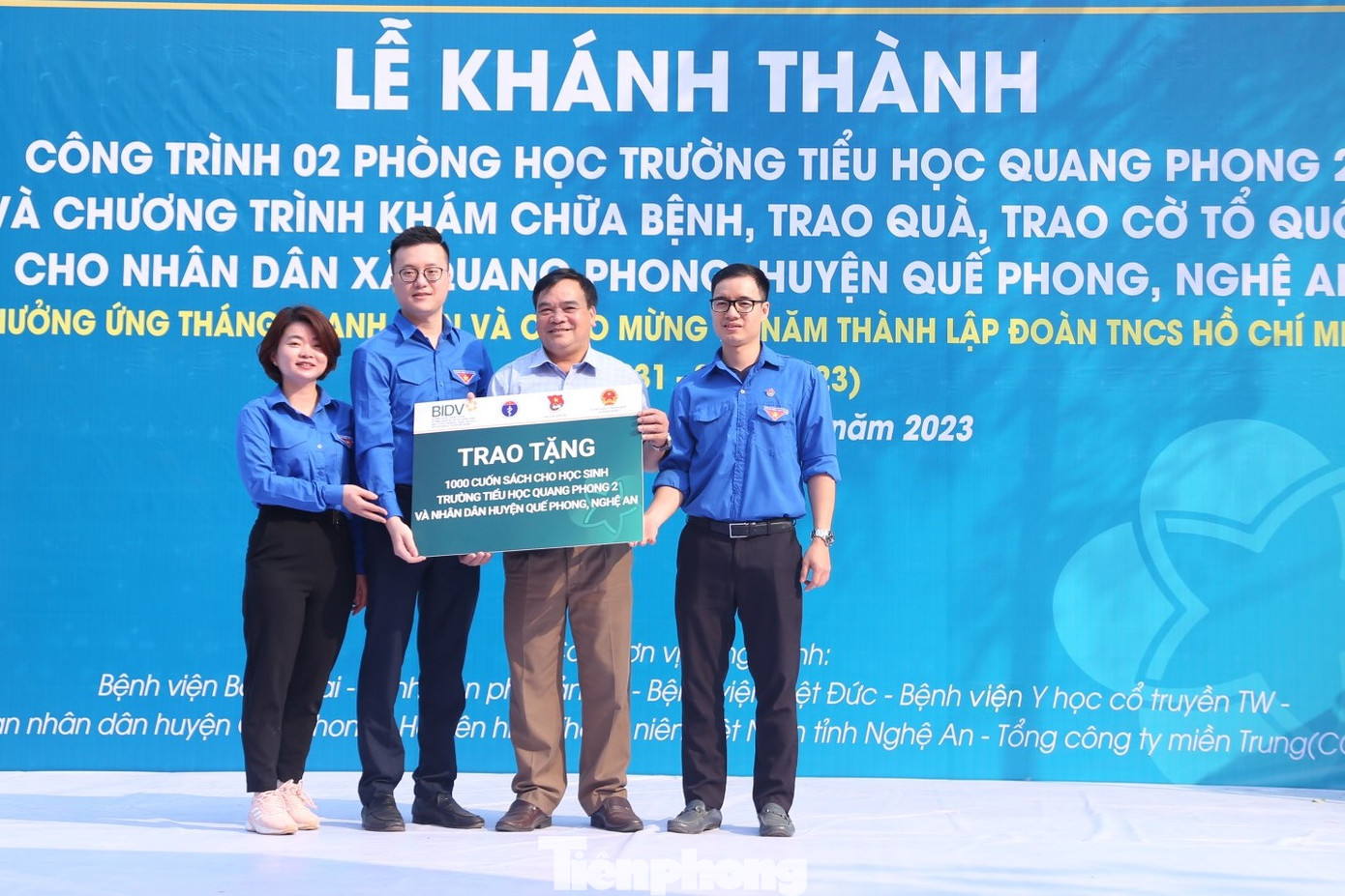 Trao tặng 1 tủ sách trí tuệ cho trường Tiểu học Quang Phong 2