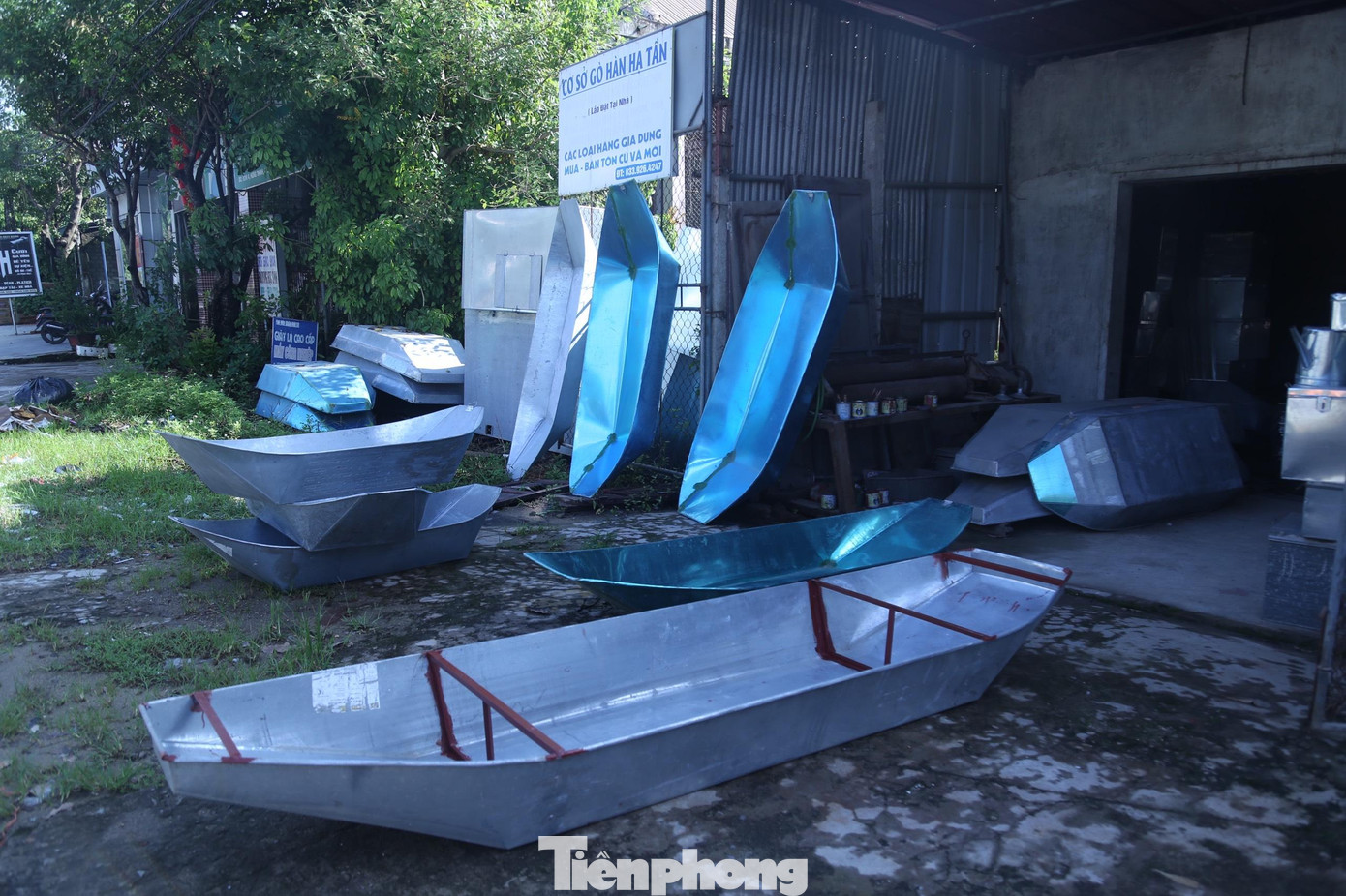 Những ngày qua, mưa lũ đã khiến nhiều địa phương ở Nghệ An bị ngập sâu, chia cắt. Để đáp ứng nhu cầu của người dân mùa mưa lũ, những người làm nghề đóng thuyền tôn ở xã Hưng Thịnh, huyện Hưng Nguyên, Nghệ An phải tăng cường sản xuất, sẵn sàng cung ứng ra thị trường.