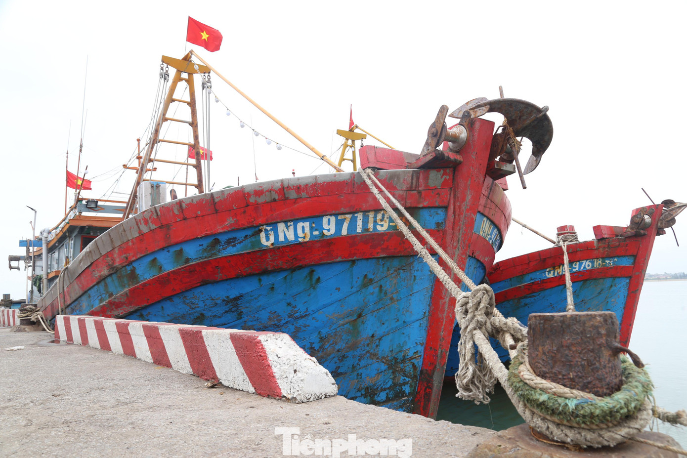 “Mỗi ngày di chuyển trên biển, hai con tàu tiêu thụ hết khoảng 2 tấn dầu. So với năm 2021, giá dầu đã tăng lên hơn 4.000 đồng/lít. Tính ra mỗi ngày, phải bù lỗ 8 triệu đồng. Tàu của chúng tôi quyết định nằm lại cảng Cửa Hội, chờ hàng hóa lên giá ổn định mới ra khơi”, ông Lượng chia sẻ.