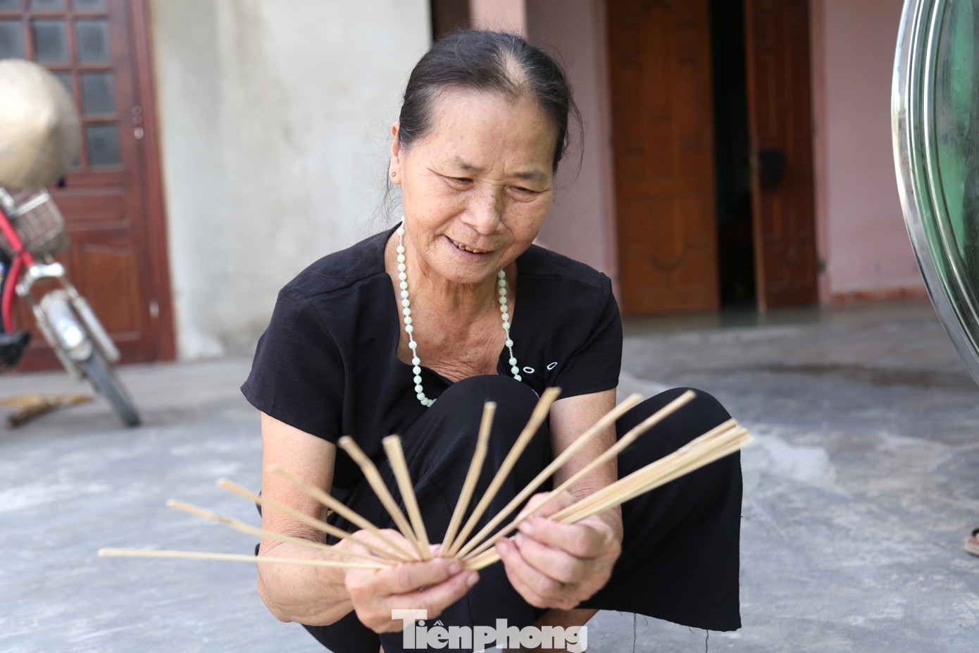 Để tránh co ngót, tre được phơi cho đến khi "no" nắng. Sau đó, cưa bỏ mắt ở 2 đầu, lấy mỗi phần lóng có chiều dài đúng kích cỡ chiếc quạt. Ống tre được chẻ ra từng thanh đủ làm một chiếc quạt. Khoan một lỗ nhỏ ở đầu để chốt các nan lại với nhau làm tay cầm. Các nan quạt được chẻ bằng nhau, sau đó được vót đến khi thật đều, trơn và mượt. Để tránh co ngót, tre được phơi cho đến khi "no" nắng. Sau đó, cưa bỏ mắt ở 2 đầu, lấy mỗi phần lóng có chiều dài đúng kích cỡ chiếc quạt. Ống tre được chẻ ra từng thanh đủ làm một chiếc quạt. Khoan một lỗ nhỏ ở đầu để chốt các nan lại với nhau làm tay cầm. Các nan quạt được chẻ bằng nhau, sau đó được vót đến khi thật đều, trơn và mượt.