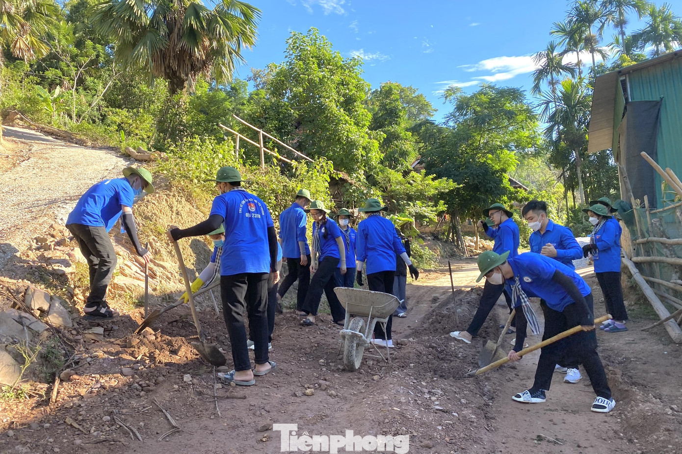 Bạn Nguyễn Khánh Linh – Đội trưởng Đội 2310, Trường Đại học Vinh Khi cho biết: “Khi hoàn thành, con đường lưu thông thuận tiện trở lại, bà con đều rất vui mừng. Thấy được những nụ cười, những cái bắt tay của bà con dân bản, chúng tôi cảm thấy rất vui và hạnh phúc. Đó là động lực mạnh mẽ để chúng tôi tiếp tục hành trình, vượt qua mọi khó khăn và thách thức, hoàn thành các nhiệm vụ đã đề ra”. Bạn Nguyễn Khánh Linh – Đội trưởng Đội 2310, Trường Đại học Vinh Khi cho biết: “Khi hoàn thành, con đường lưu thông thuận tiện trở lại, bà con đều rất vui mừng. Thấy được những nụ cười, những cái bắt tay của bà con dân bản, chúng tôi cảm thấy rất vui và hạnh phúc. Đó là động lực mạnh mẽ để chúng tôi tiếp tục hành trình, vượt qua mọi khó khăn và thách thức, hoàn thành các nhiệm vụ đã đề ra”.