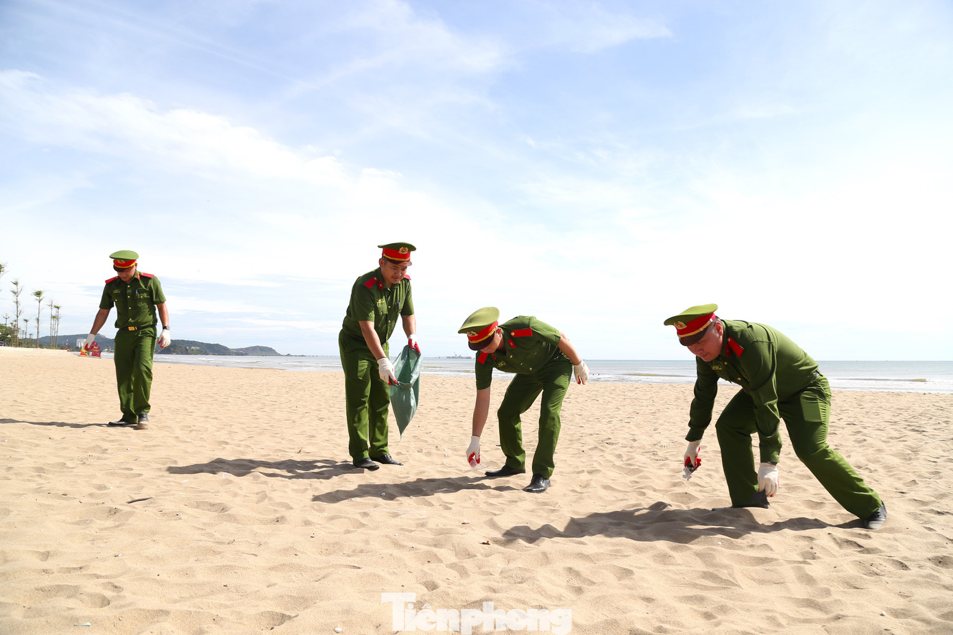 Cán bộ, chiến sĩ Công an hưởng ứng dọn vệ sinh dọc bãi biển, thu gom rác thải nhựa sau lễ ra quân.