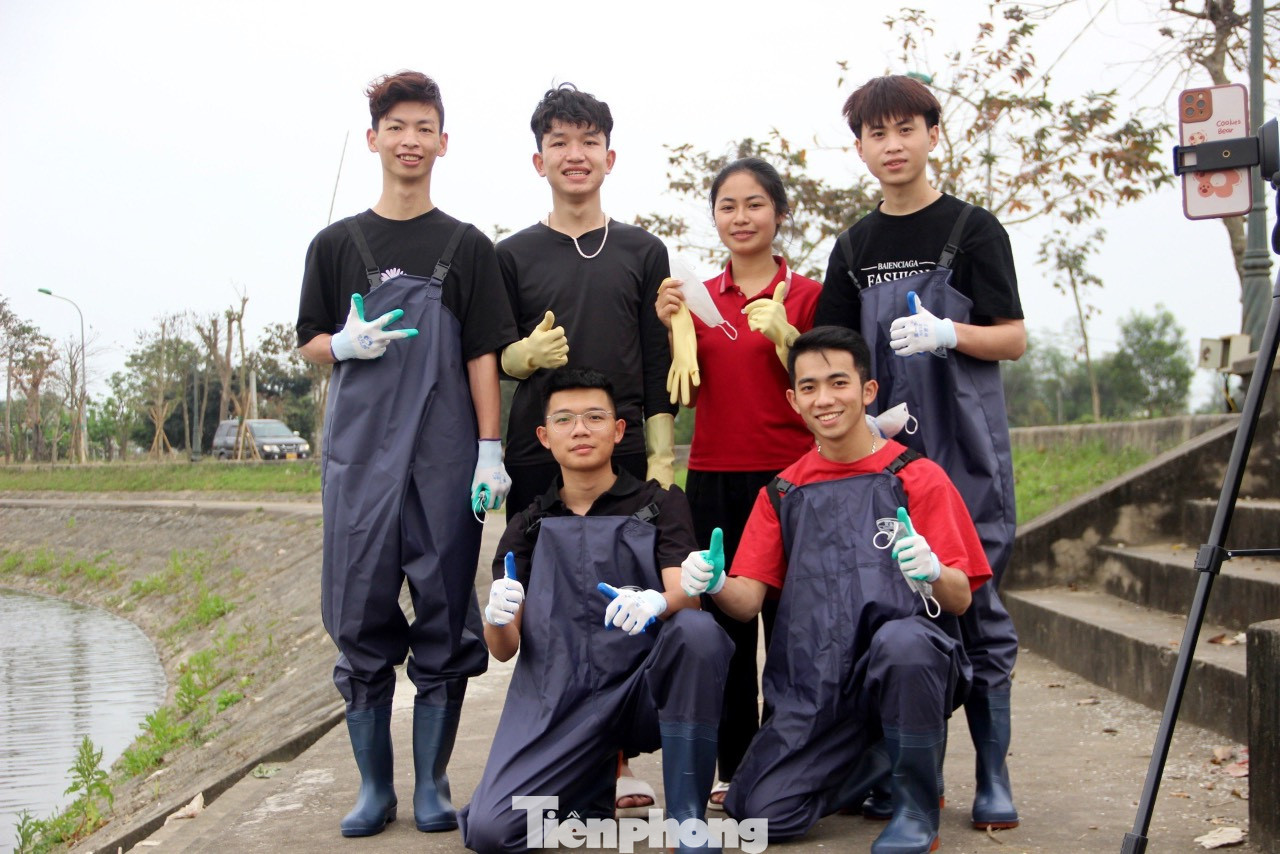 Sau khi trang bị đầy đủ các dụng cụ cơ bản như rổ, bao nilon, cào,… và đeo hai lớp găng tay cao su, khẩu trang, mặc đồ bảo hộ chống thấm nước, các bạn trẻ bắt đầu công việc thu gom rác. Mỗi buổi ra quân thường kéo dài 5-6 giờ, nhiều khu vực khó khăn phải mất cả ngày thực hiện.