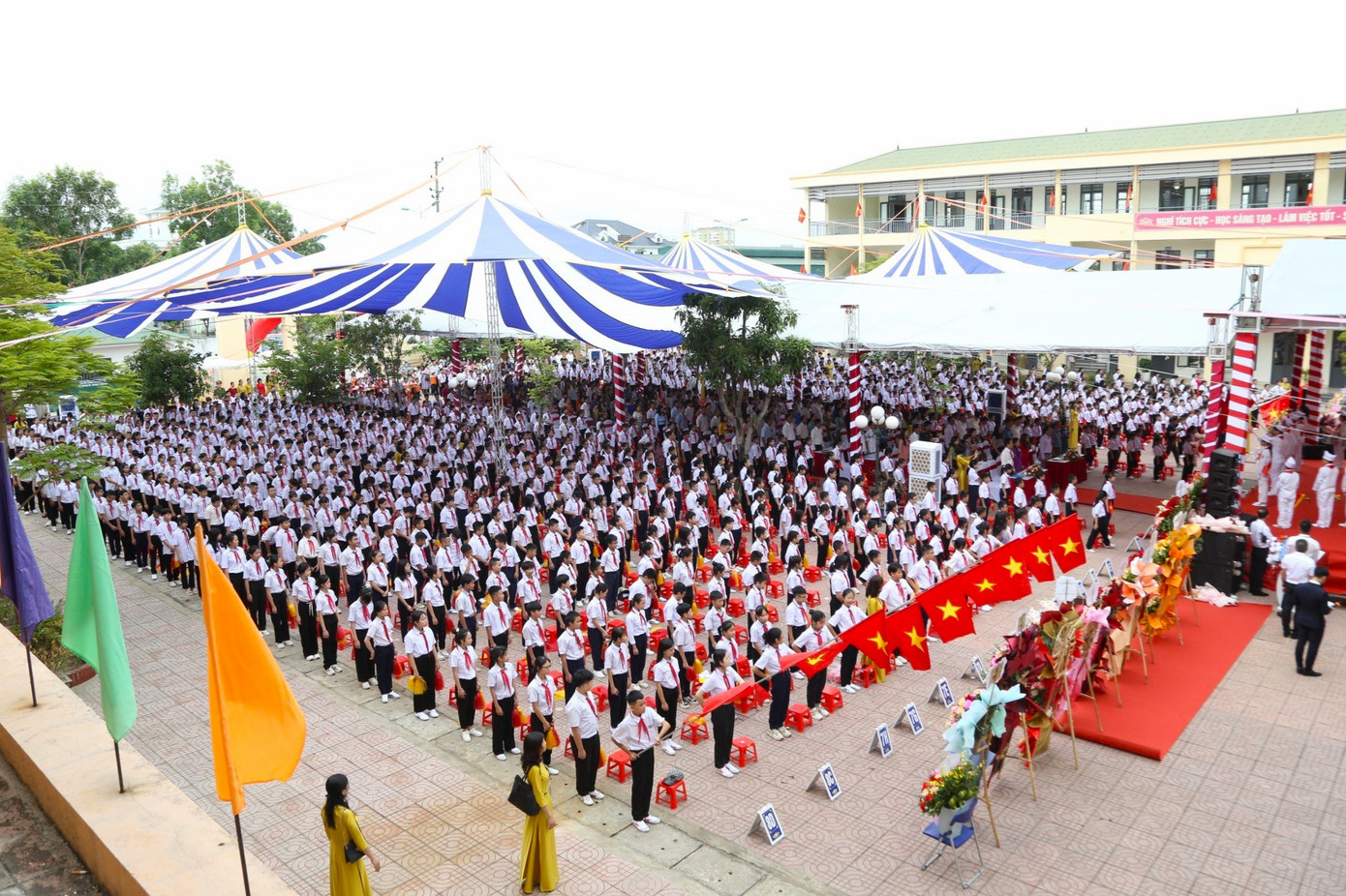 Toàn cảnh buổi lễ khai giảng năm học mới tại Trường THCS Quán Bàu, TP Vinh, Nghệ An
