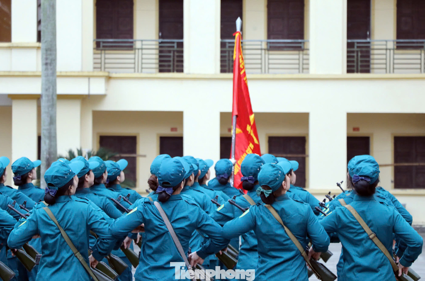 Các “bóng hồng” dân quân hăng say tập luyện.