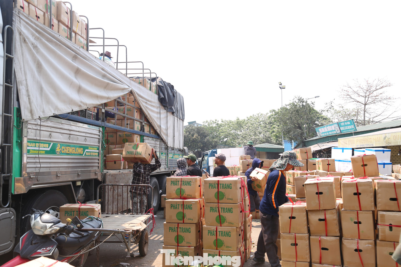 Từ khoảng 11 giờ trưa, nhiệt độ ngoài trời đã vượt ngưỡng 40 độ C. Nắng đỉnh điểm đầu hè khiến người lao động nhanh chóng bị mất sức khi làm việc nặng ở bên ngoài. Trong ảnh, công nhân bốc vác tại bến xe chợ Vinh giữa trưa ngày 3/4. Từ khoảng 11 giờ trưa, nhiệt độ ngoài trời đã vượt ngưỡng 40 độ C. Nắng đỉnh điểm đầu hè khiến người lao động nhanh chóng bị mất sức khi làm việc nặng ở bên ngoài. Trong ảnh, công nhân bốc vác tại bến xe chợ Vinh giữa trưa ngày 3/4.